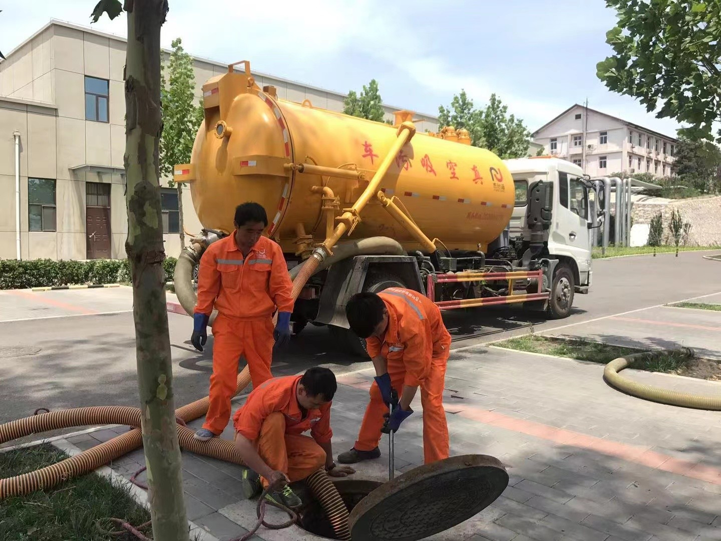小板镇化粪池清理与5-8吨吸粪车施工效率分析